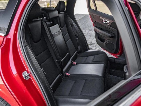 Volvo V60 cena 85900 przebieg: 156072, rok produkcji 2018 z Zbąszynek małe 781